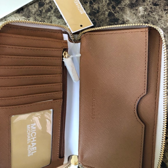 LAST 1 Michael Kors large vanilla phonecase wallet - Picture 5 of 6